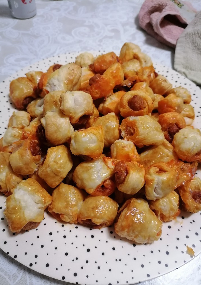 Una foto de Mini croissant de hojaldre relleno de chistorra (Airfryer)