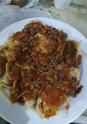 Una foto de Ravioles con salsa bolognesa
