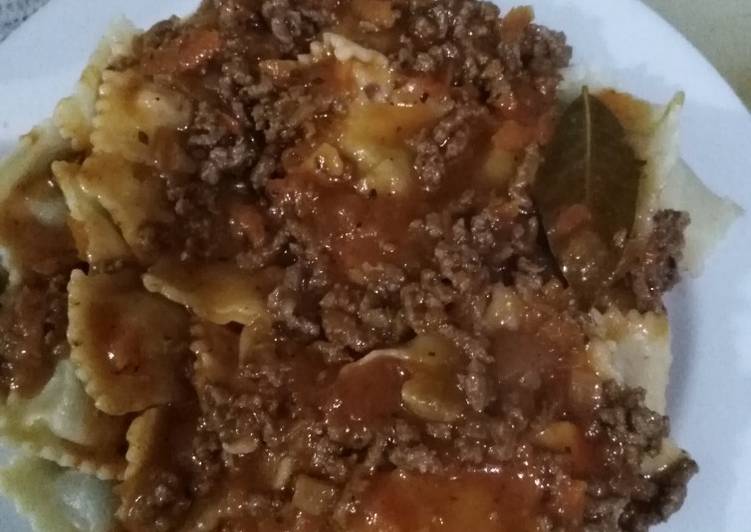 Ravioles con salsa bolognesa