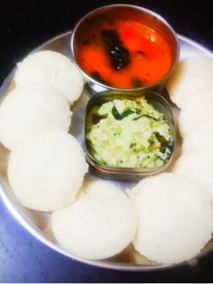 इडली चटणी सांबार (idli chutney sambar recipe in marathi) रेसिपी चे मुख्य फोटो