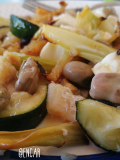 Una foto de Verduras con bacalao y huevo frito