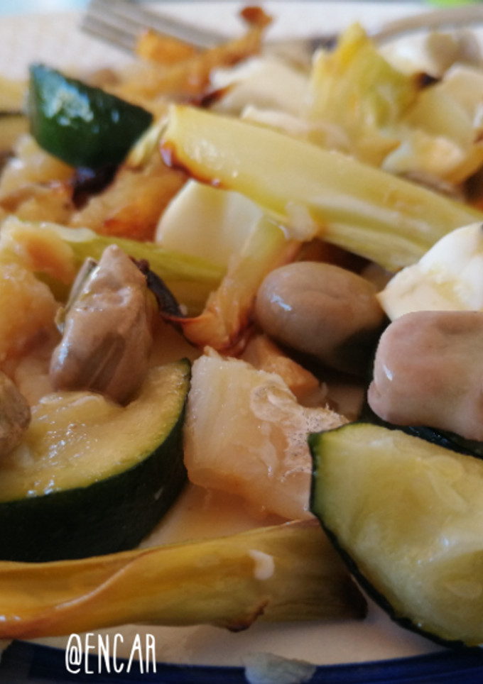 Una foto de Verduras con bacalao y huevo frito