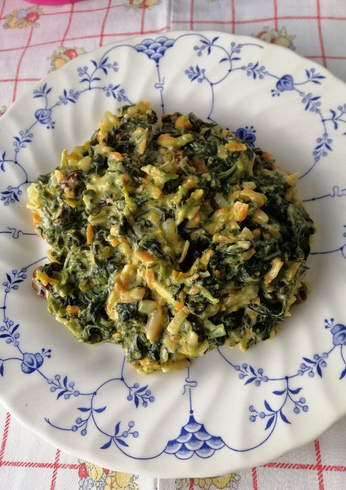 Una foto de Espinacas con pasas y piñones