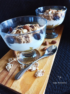 Una foto de Copa de yogur y compota de manzana con avena