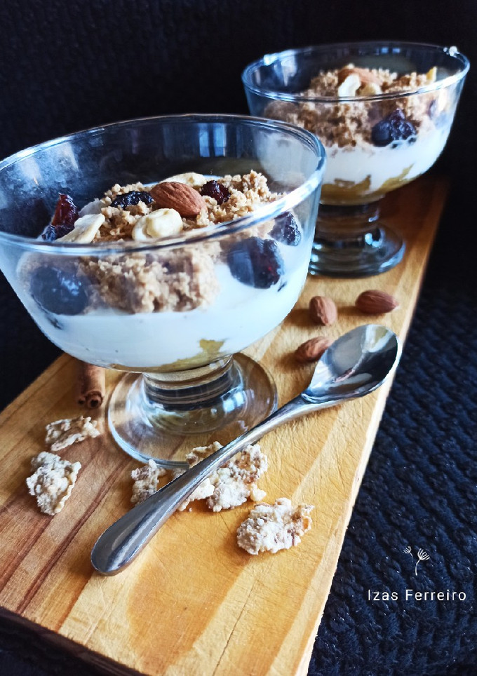 Una foto de Copa de yogur y compota de manzana con avena