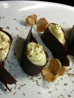 Una foto de Lágrimas de chocolate, con crema de limón