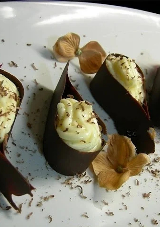 Una foto de Lágrimas de chocolate, con crema de limón