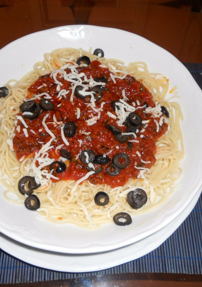 Una foto de Espaguettis puttanesca
