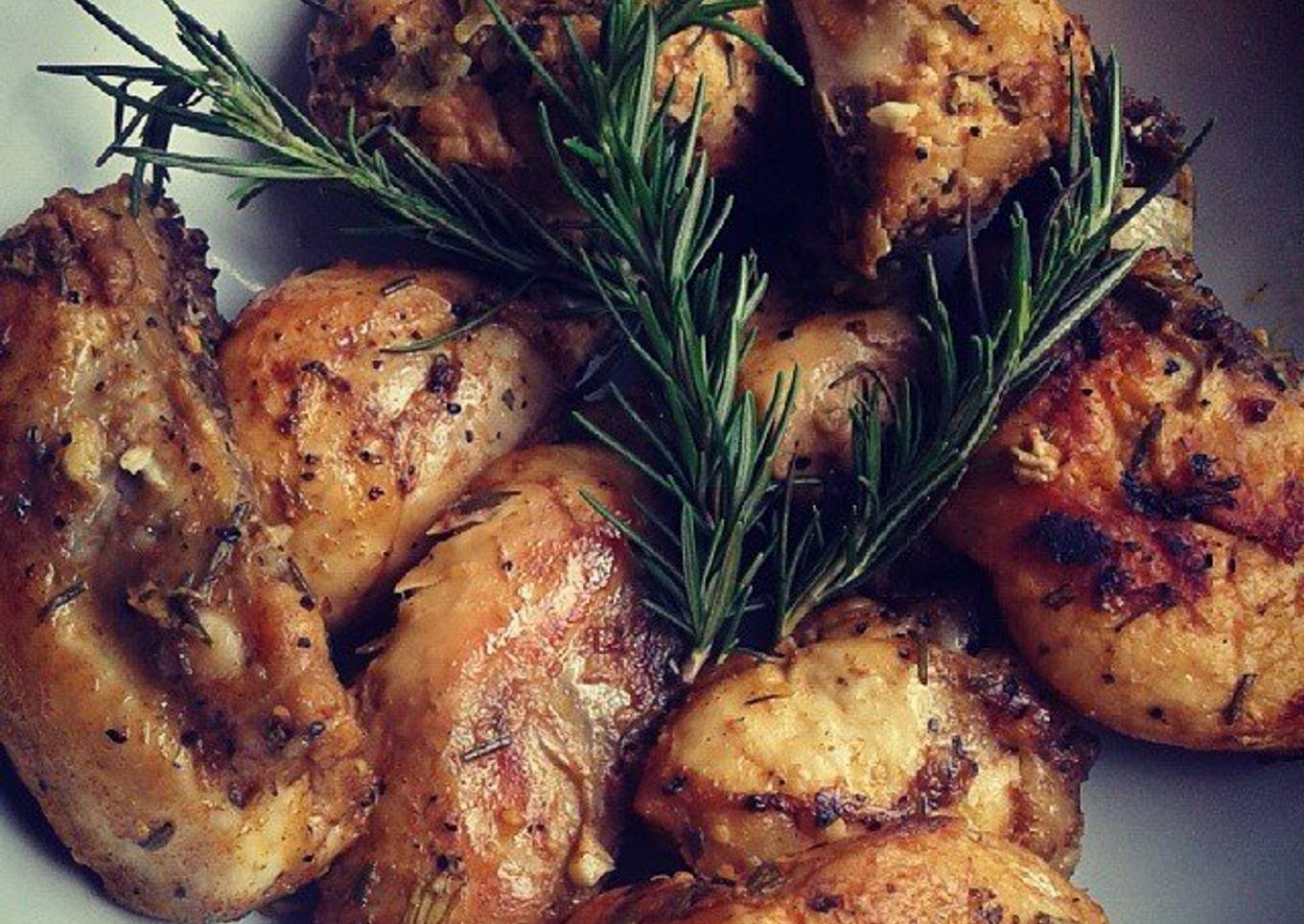 Pollo aromatizado con salvia y romero