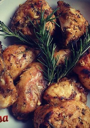 Una foto de Pollo aromatizado con salvia y romero