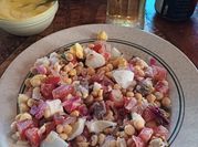 Una foto de bistec con ensalada