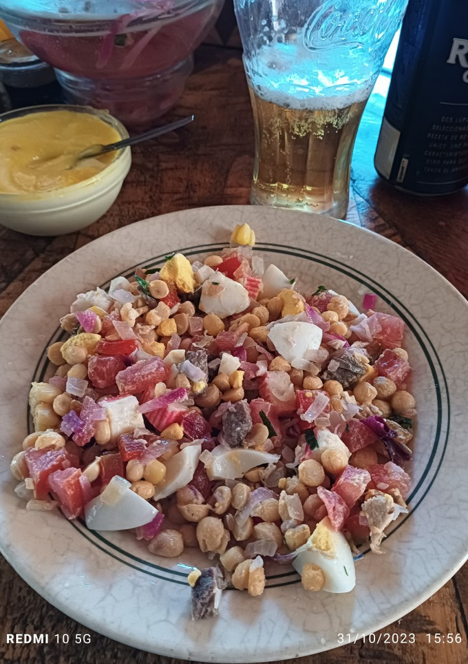Una foto de Ensalada de garbanzos