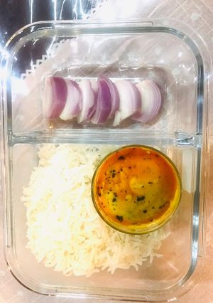 A picture of Punjabi kadi pakora with steamed rice.