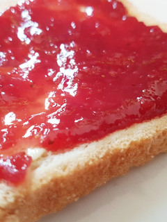Una foto de Mermelada de fresas, lima y vainilla