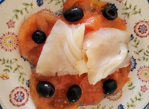 Foto principal de Carpaccio de tomate y bacalao ahumado en un plis plas