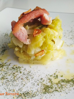 Una foto de Codillo con berza y patatas panaderas