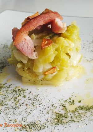 Una foto de Codillo con berza y patatas panaderas