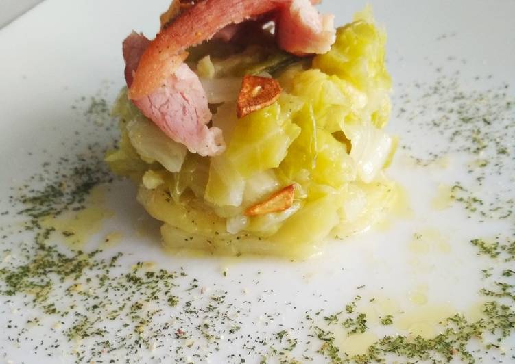 Codillo con berza y patatas panaderas