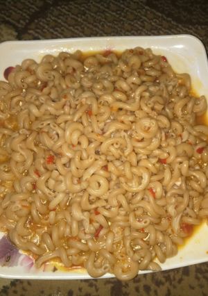 A picture of Jollof macroni.