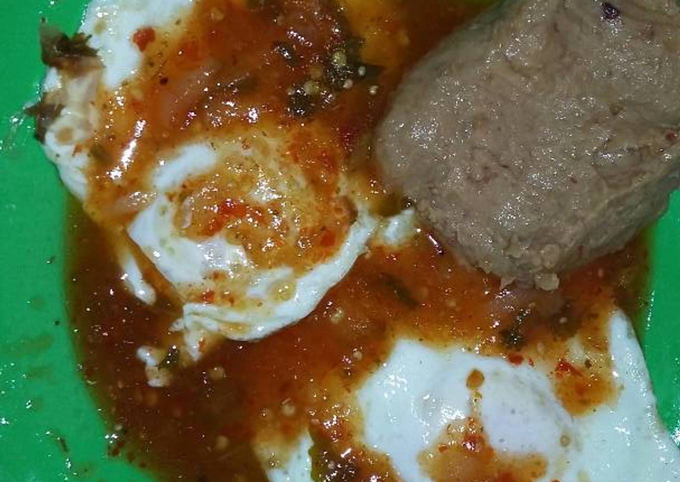 Huevos estrellados en salsa de tomate