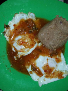 Una foto de Huevos estrellados en salsa de tomate