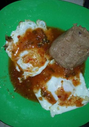 Una foto de Huevos estrellados en salsa de tomate