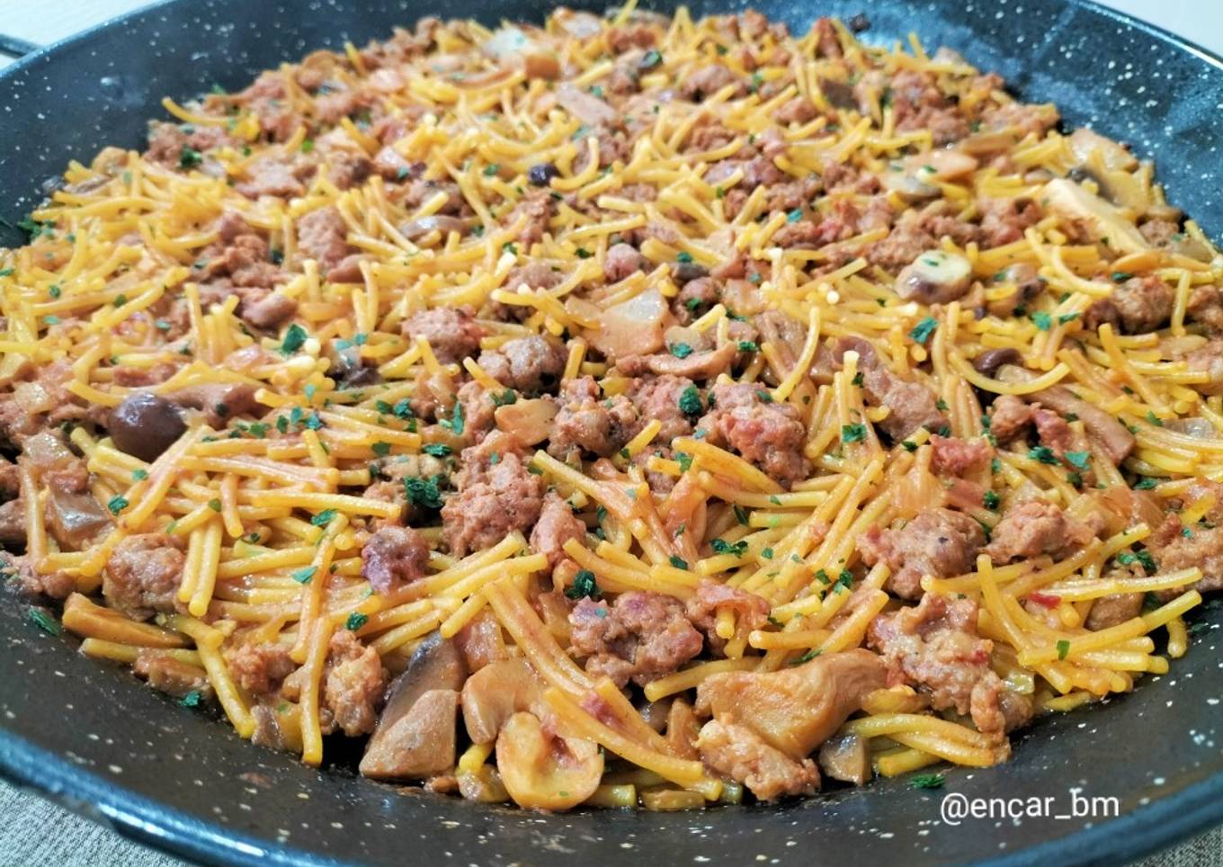 Fideos con carne criollo y setas