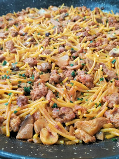 Una foto de Fideos con carne criollo y setas