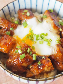 Una foto de Bol de pollo teriyaki (鶏の照り焼き丼) / Comida japonesa Muy fácil