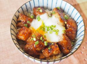 Una foto de Bol de pollo teriyaki (鶏の照り焼き丼) / Comida japonesa Muy fácil