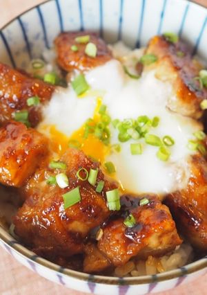 Una foto de Bol de pollo teriyaki (鶏の照り焼き丼) / Comida japonesa Muy fácil