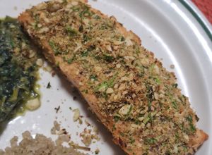 Una foto de Salmón con almendras y cebollín