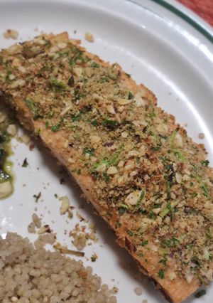 Una foto de Salmón con almendras y cebollín