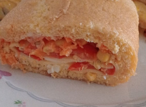Una foto de PIONONO RELLENO DE QUESO, CHOCLO, CHERRY Y ZANAHORIAS
