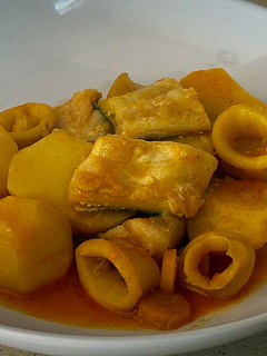 Una foto de Guiso de calamar y pescado (rape, bacalao)