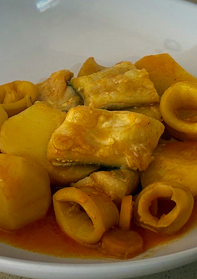 Una foto de Guiso de calamar y pescado (rape, bacalao)