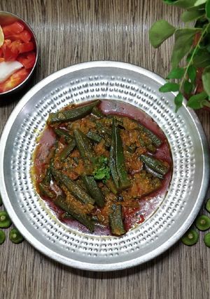 भरलेली मसाला भेंडी (bharli bhendi reciep in marathi) रेसिपी चे मुख्य फोटो 