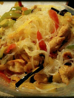 Una foto de Wok de fideos de soja y pollo
