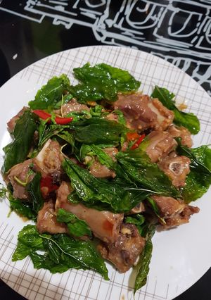 รูปของ กระเพรากรอบกระดูกหมู