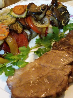 Una foto de Ratatouille con carne al horno