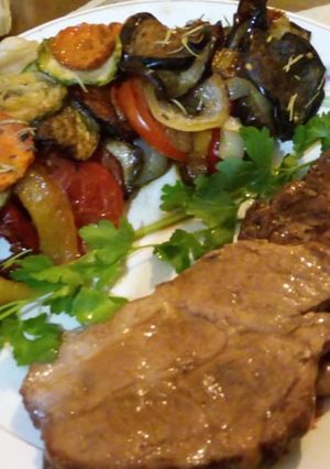 Una foto de Ratatouille con carne al horno