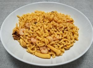 Una foto de Fideuá de chocos (calamares) y gambas