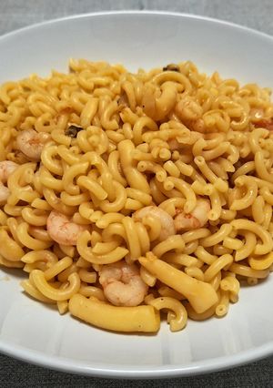 Una foto de Fideuá de chocos (calamares) y gambas