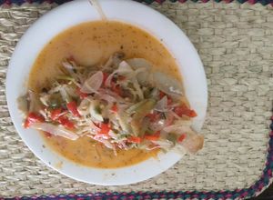 Una foto de Filete de pescado blanco de Alaska en salsa clara