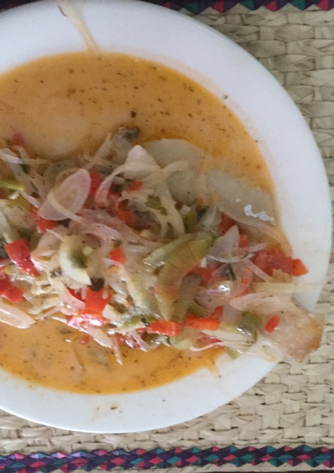 Una foto de Filete de pescado blanco de Alaska en salsa clara