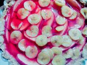 Una foto de postres con bananas y gelatina