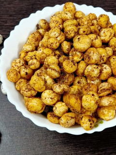 मखाना चटपटी नमकीन (makhana chatpati namkeen recipe in Hindi) रेसिपी मुख्य फोटो