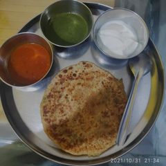 A picture of Aloo pyaz parataha.