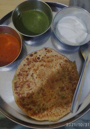 A picture of Aloo pyaz parataha.