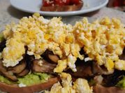 Una foto de tostadas de palta